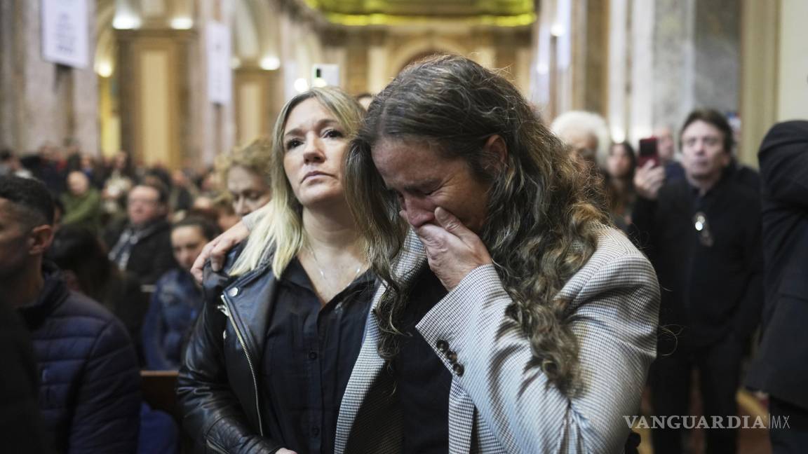 $!Un mujer llora durante la misa en la Catedral de Buenos Aires, Argentina, luego del anuncio del Vaticano sobre la muerte del Papa Francisco.
