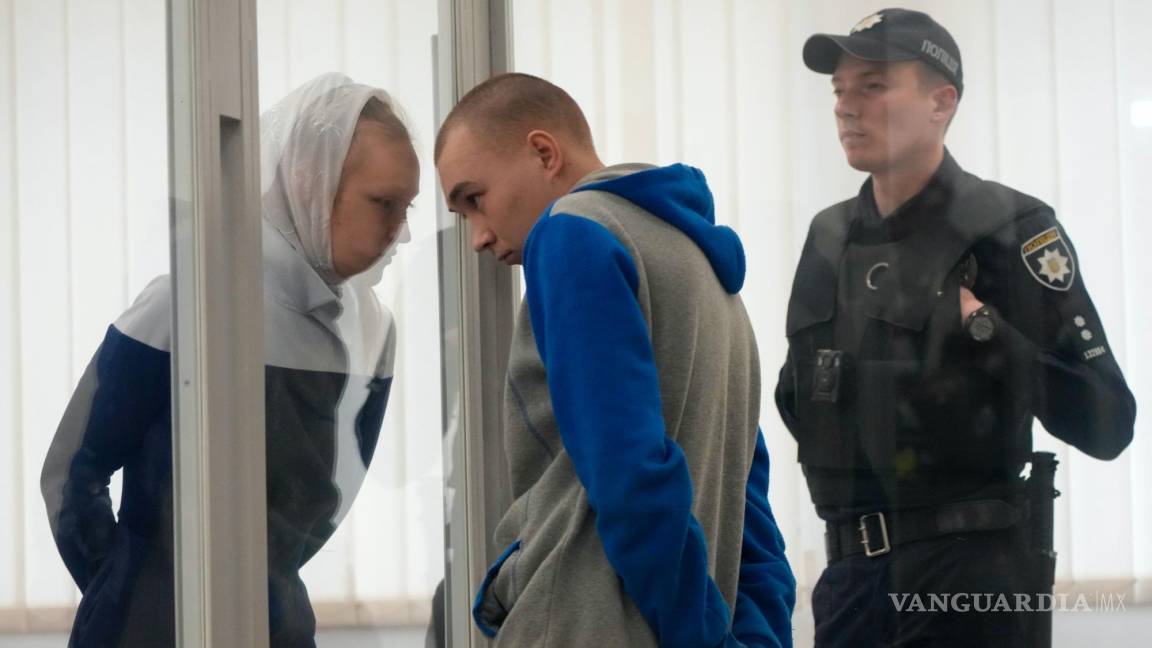 $!El sargento ruso Vadim Shishimarin escucha a su traductora durante una vista judicial en Kiev. Shishimarin enfrentó el primer juicio por crímenes de guerra.