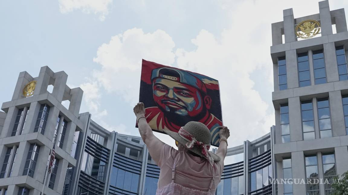 $!Katheryn Millwee sostiene un retrato de Kilmar Abrego García afuera del tribunal federal, el miércoles 25 de junio de 2025, en Nashville, Tennessee.