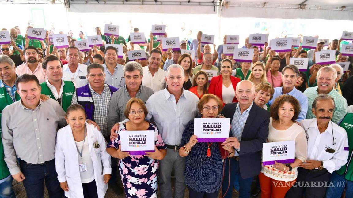 Encabeza Román Cepeda entrega de la Tarjeta de la Salud Popular en Torreón