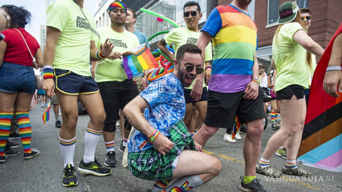 $!La gente marcha en el desfile del Orgullo, que marca el regreso de las festividades en persona para la celebración anual LGBTQ, en Toronto.