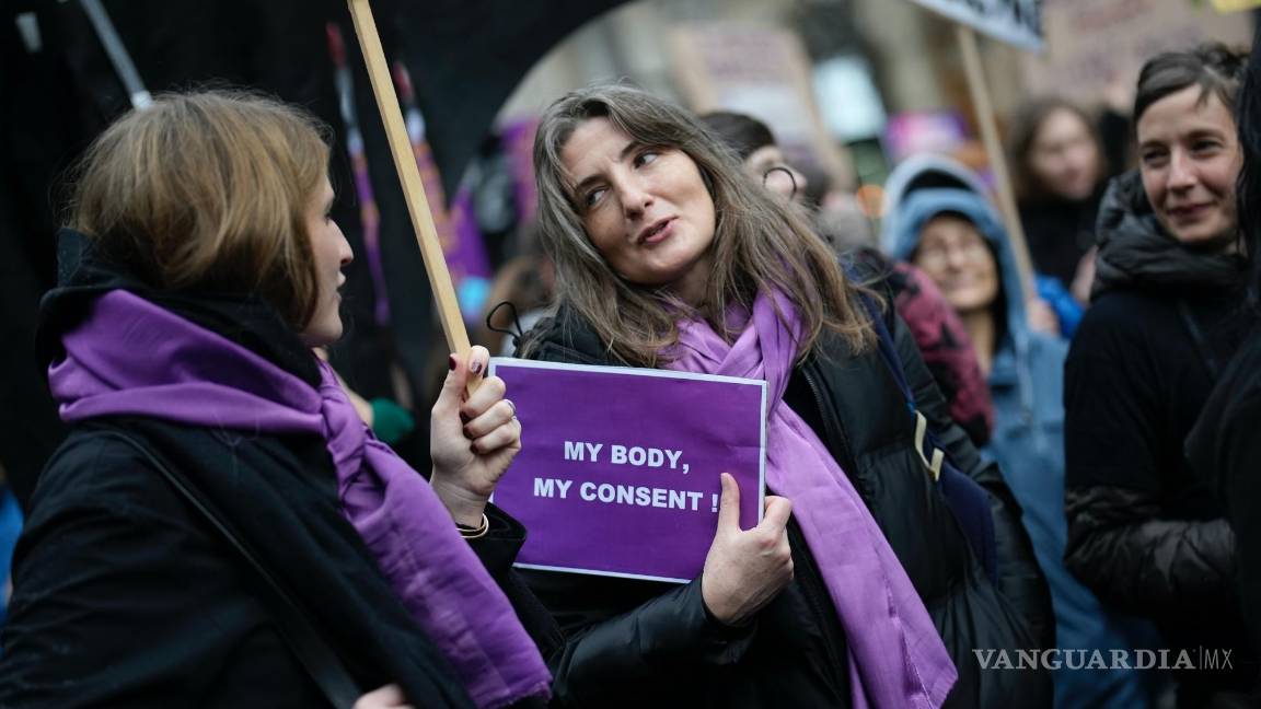 $!En esta imagen de archivo, dos mujeres hablan durante una manifestación por el Día Internacional de la Mujer, en París, Francia, el 8 de marzo de 2023.