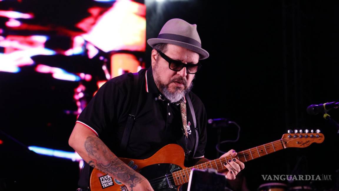 $!El vocalista y guitarrista de El Gran Silencio, Tony Hernández, cautiva al público con su enérgica interpretación y carisma durante el concierto.