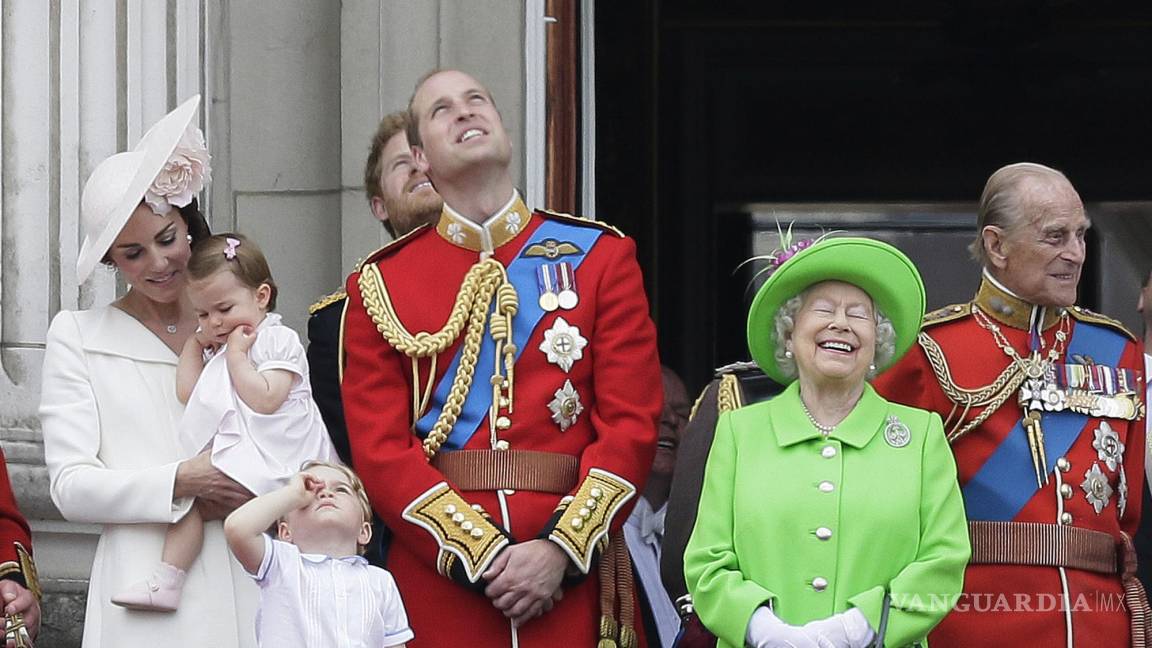 $!La reina Isabel II luce un vestido verde brillante al lado del príncipe Felipe, el príncipe Guillermo, centro, su hijo el príncipe Jorge.