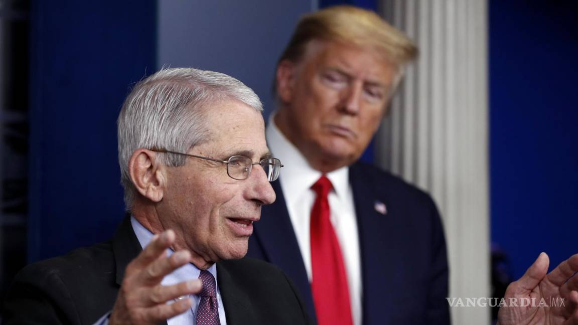 $!El presidente Donald Trump observa al Dr. Anthony Fauci habla sobre el COVID-19 en la Casa Blanca el 22 de abril de 2020.