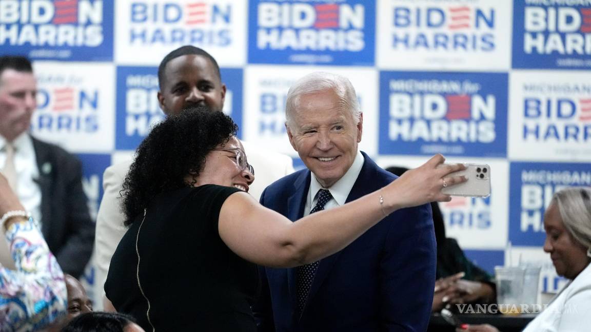 $!El presidente Joe Biden, a la derecha, se toma una selfie con un partidario durante una parada de campaña en Cred Cafe en Detroit.