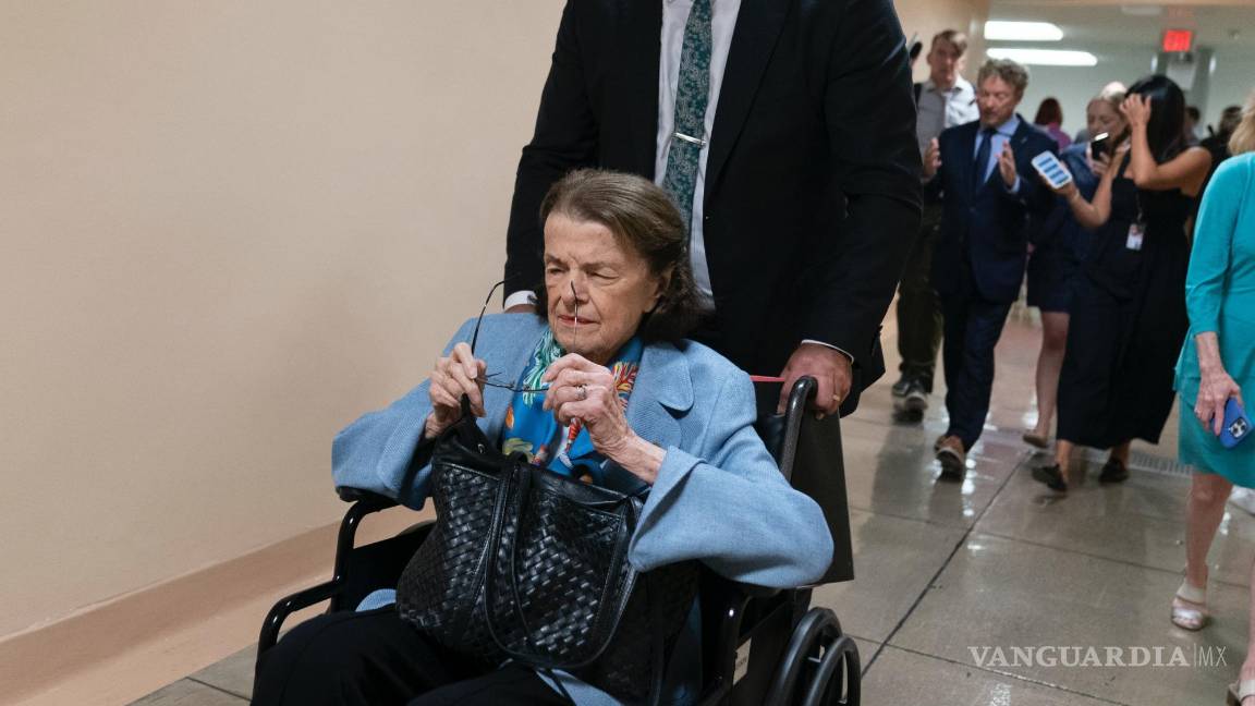 $!La senadora Dianne Feinstei demócrata por California de 90 años, se dirige a una votación en el Capitolio en Washington.