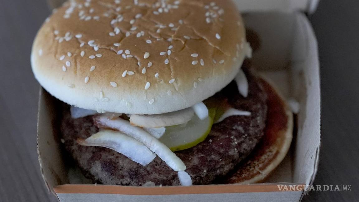 Asciende a 104 el número de personas enfermas de E. coli vinculado con el consumo de hamburguesas de McDonald’s