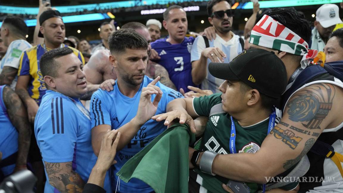 $!Fans se encararon en las tribunas el Estadio.