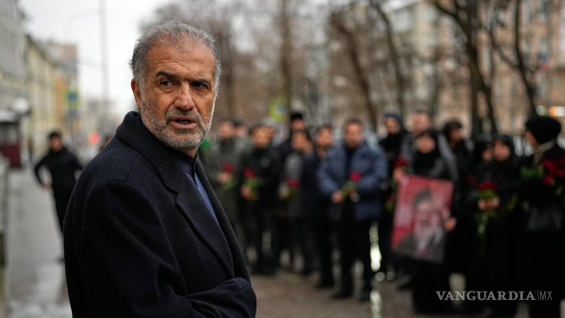 $!El embajador de Irán en Rusia, Kazem Jalali, encabeza una ceremonia de duelo por el ayatolá Ali Khamenei frente a la embajada de iraní en Moscú.