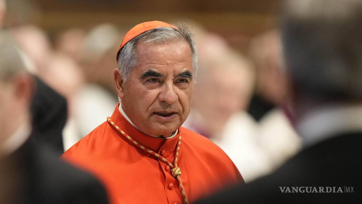 $!El cardenal Angelo Becciu asiste al consistorio dentro de la Basílica de San Pedro en el Vaticano, el 27 de agosto de 2022.