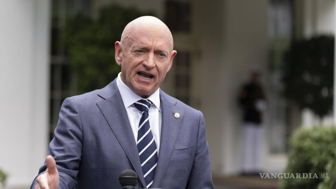 $!El senador Mark Kelly, demócrata por Arizona, habla sobre la frontera sur del país en la Casa Blanca en Washington.