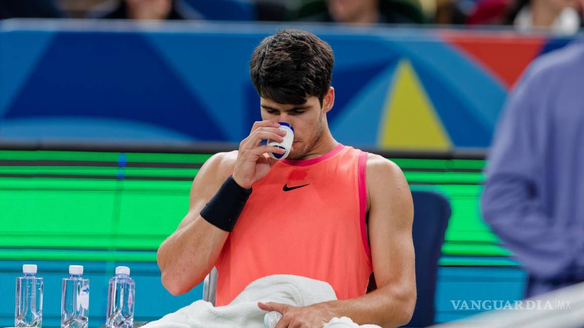 En ‘shock’ por el retiro de Rafael Nadal, Carlos Alcaraz pierde y es eliminado del Masters de Shanghái