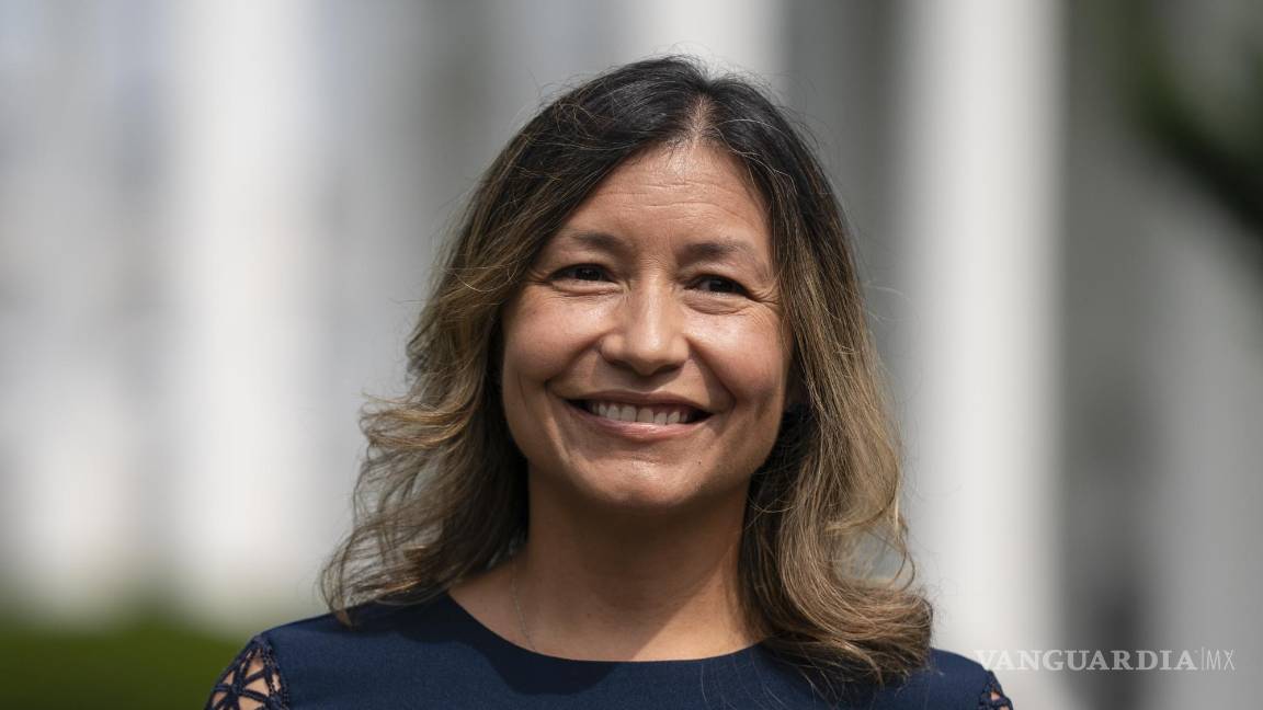 $!La directora de Asuntos Intergubernamentales de la Casa Blanca, Julie Rodriguez, sonríe afuera de la Casa Blanca en Washington.