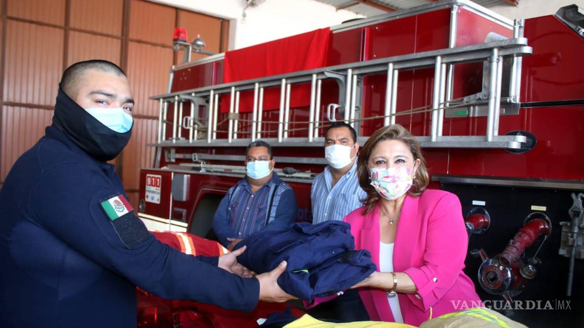 Dona Leak Ley y Hondo, Texas equipo a bomberos de Sabinas