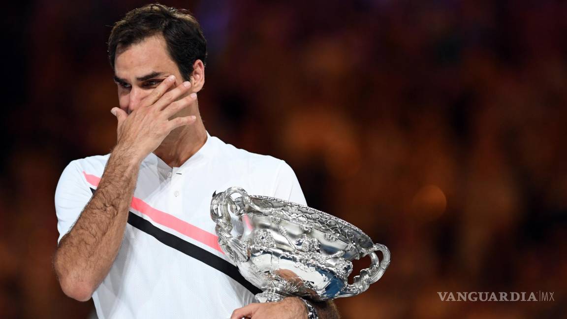 $!Roger Federer de Suiza reacciona durante la ceremonia de entrega del trofeo de la final masculino del Abierto de Australia el 28 de enero de 2018.
