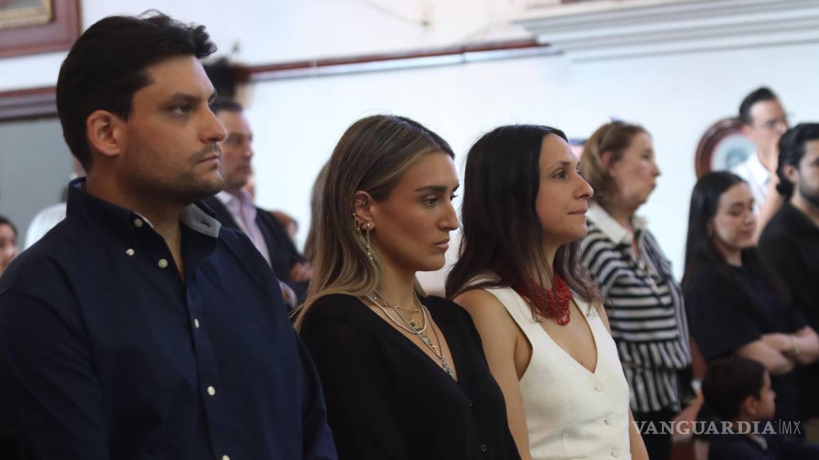 $!Orgullo. Los hijos del creativo estuvieron presentes y demostraron su unión, admiración y respeto a su padre.