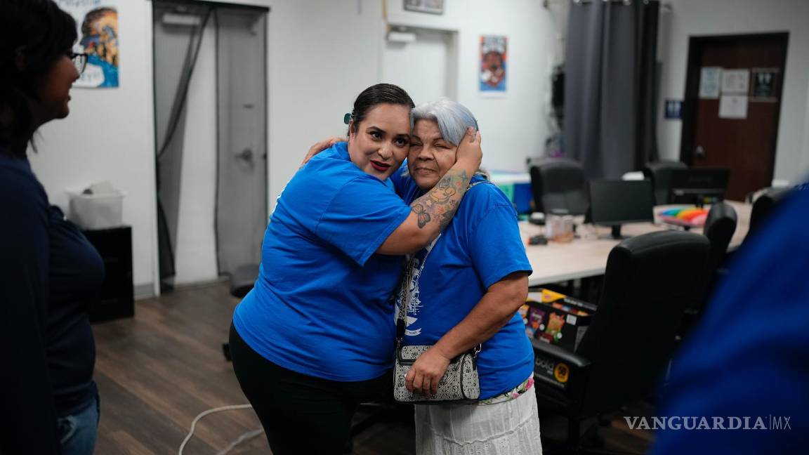 $!Erika Márquez (i) abraza a Leticia Pinedo después de una reunión en la organización sin ánimo de lucro Make the Road Nevada en Las Vegas.