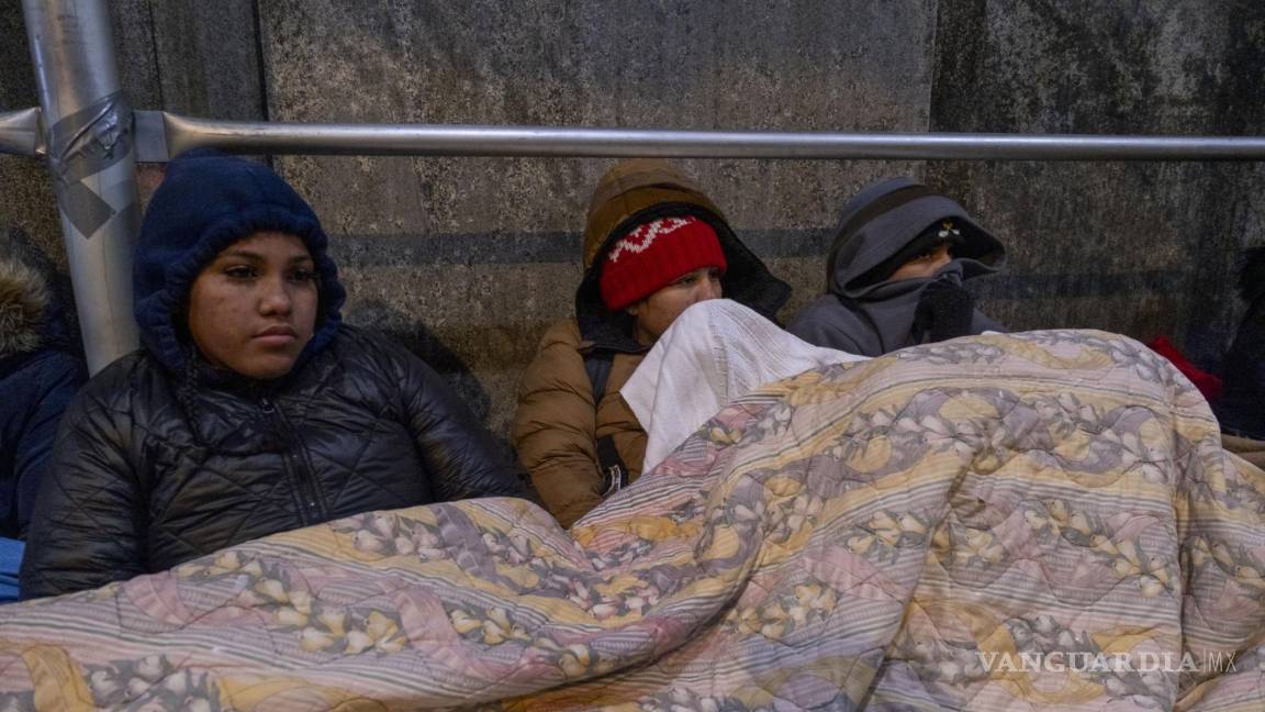 Migrantes desesperados duermen en la nieve a la espera de identificaciones