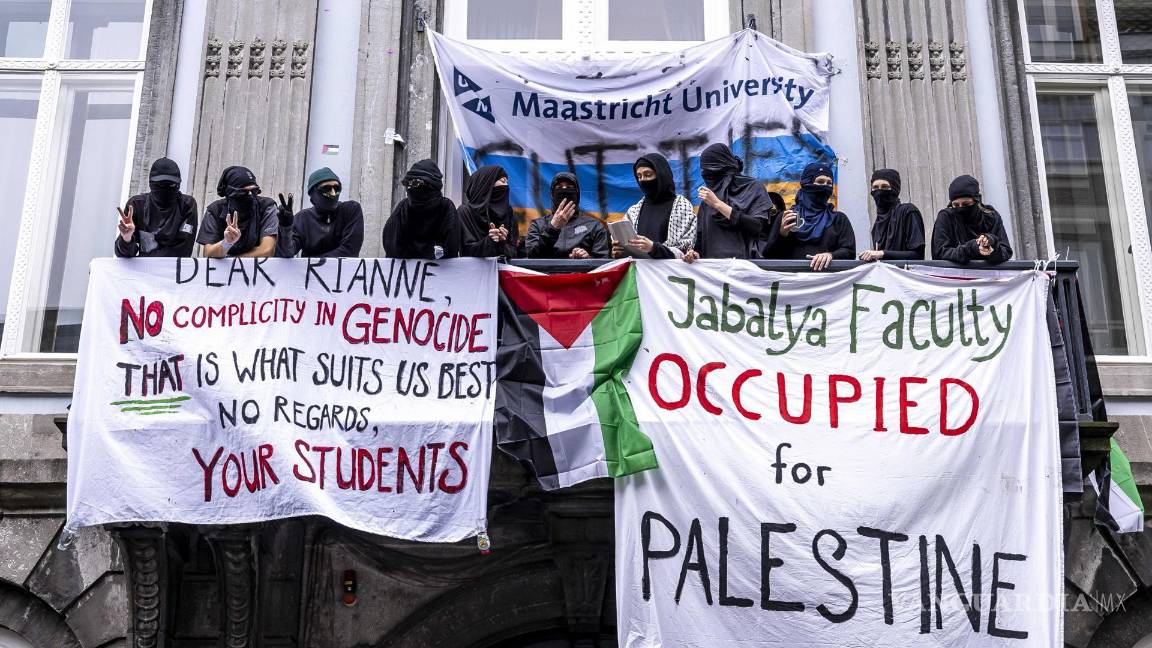 $!Estudiantes propalestinos ocupan el edificio de la facultad de ciencias socioculturales de la Universidad de Maastricht en Grote Gracht en Países Bajos.