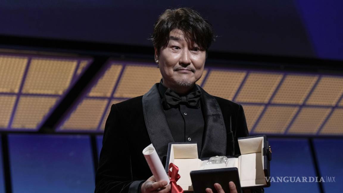 $!Song Kang-ho recibe el premio al mejor actor por su trabajo en Broker.