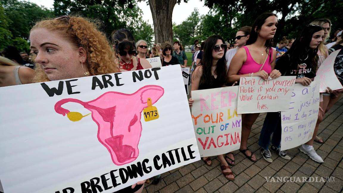 $!24/06/2022. Defensores del derecho al aborto frente al Capitolio de Kansas en Topeka, Kansas, para protestar contra el fallo de la Corte Suprema sobre el aborto.