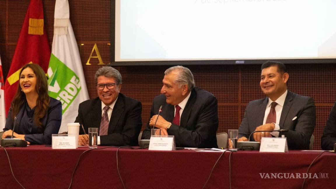 Se reúne el titular de Segob con senadores