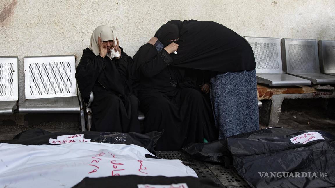 $!Una familia palestina llora por dos de sus seres queridos fallecidos en uno de los bombardeos israelíes en Rafah.