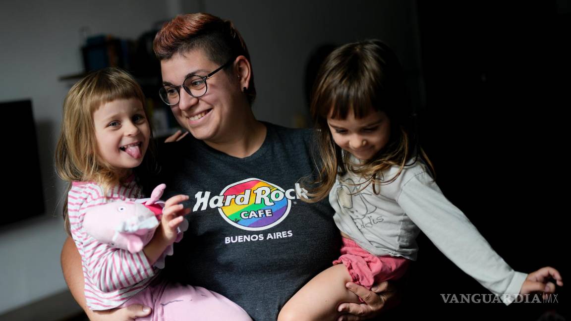 $!Anastasia Domini sostiene a sus hijas gemelas de 3 años, Una, a la izquierda, y Agata, en la casa que comparte con su esposa Anna, en Buenos Aires, Argentina.