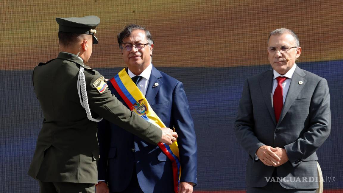 $!El presidente de Colombia, Gustavo Petro (i), recibe la banda presidencial junto al presidente del Senado, Roy Barreras (d), durante la ceremonia de investidura.