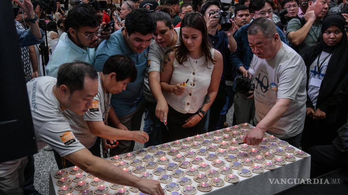 $!Familiares de los pasajeros y la tripulación a bordo del vuelo MH370 encienden 239 velas en señal de 239 pasajeros y tripulación desaparecidos en Subang Jaya.