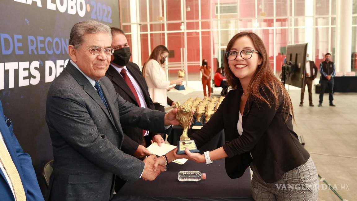 Entrega UAdeC Presea Lobo a 65 alumnos brillantes