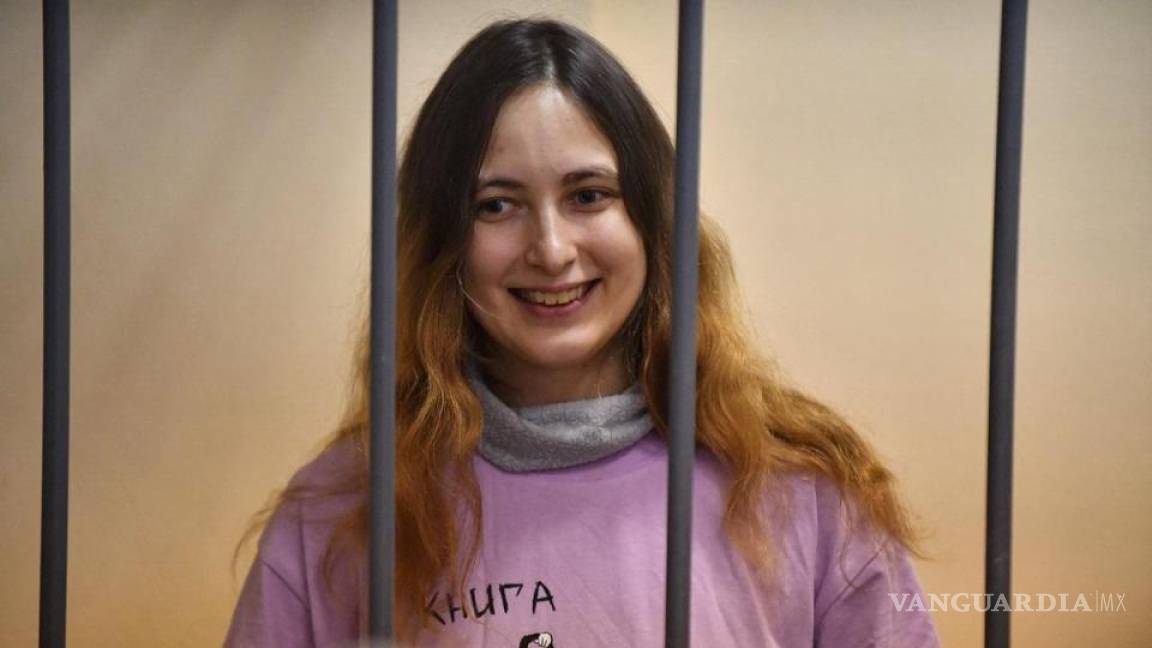 Rusia pide ocho años de cárcel para una artista que protestó contra la guerra