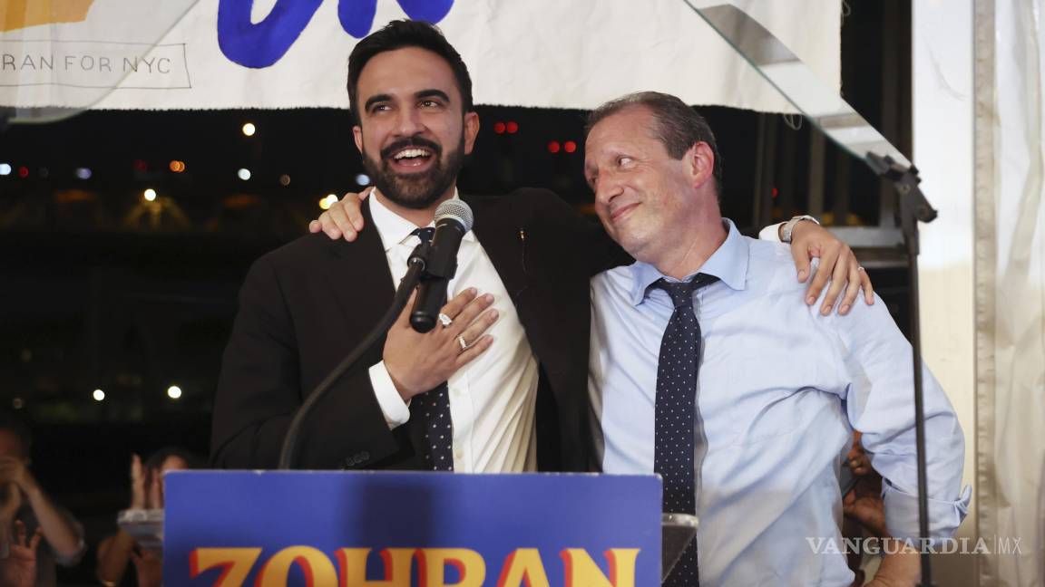 $!El candidato demócrata a la alcaldía, Zohran Mamdani (i), habla en el escenario con su colega, el contralor Brad Lander, durante su fiesta de elecciones primarias.
