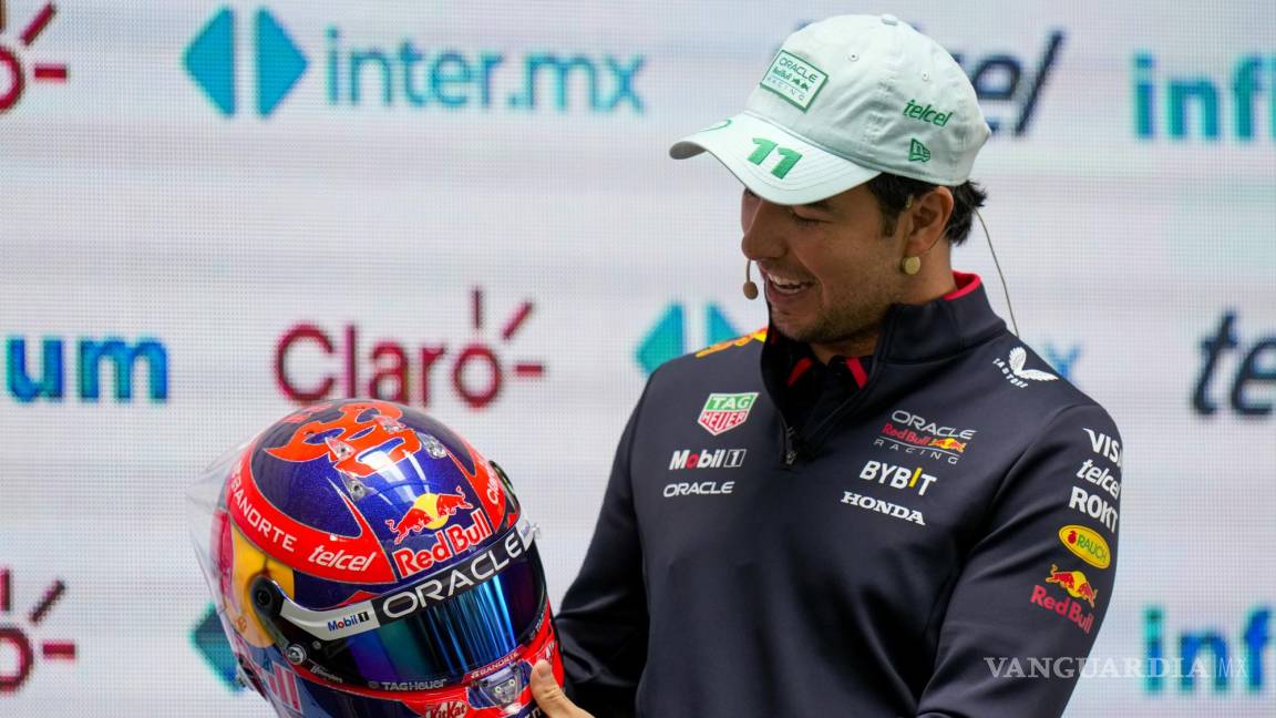 ‘¡Lucharáaan! ¡De dos a tres caídas!’: Checo Pérez presume casco de luchador que usará para el Gran Premio de México