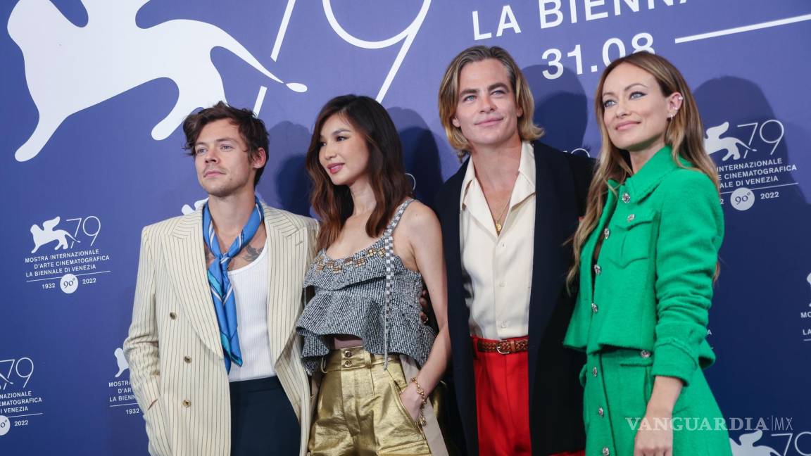 $!De izquierda a derecha, Harry Styles, Gemma Chan, Chris Pine y la directora Olivia Wilde en la 79a edición del Festival de Cine de Venecia en Venecia.