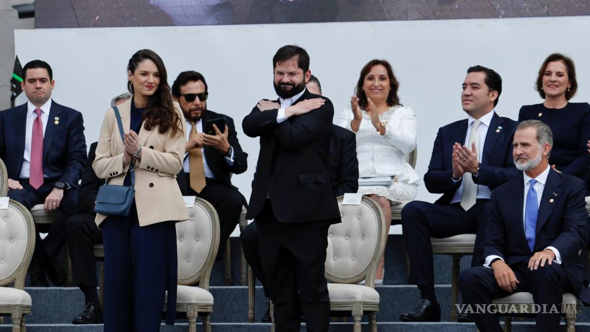 $!El presidente de Chile, Gabriel Boric, saluda a su llegada para participar en la ceremonia de investidura del presidente de Colombia, Gustavo Petro.