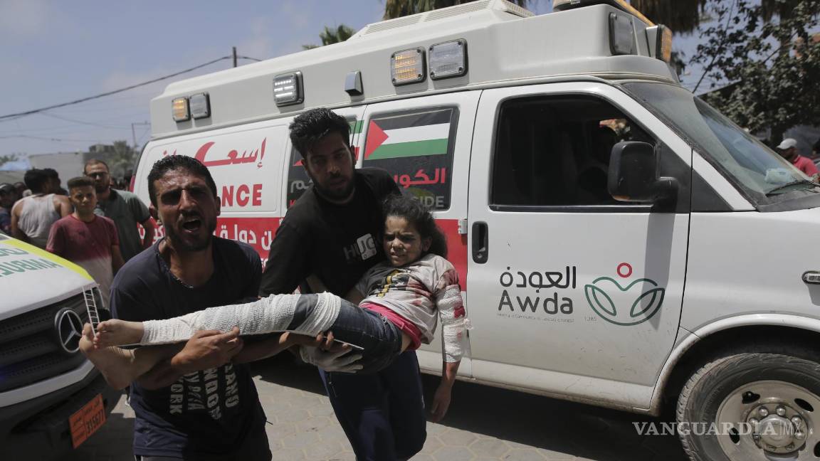 $!Lesionados por los bombardeos israelíes son trasladados al hospital al-Aqsa, en Deir al Balah.