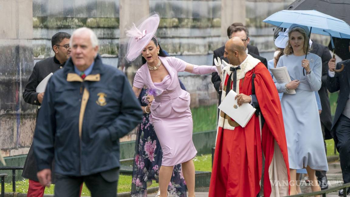 ¡Para el recuerdo! Captan a Katy Perry perdida en la ceremonia de coronación y cuando estuvo apunto de caerse