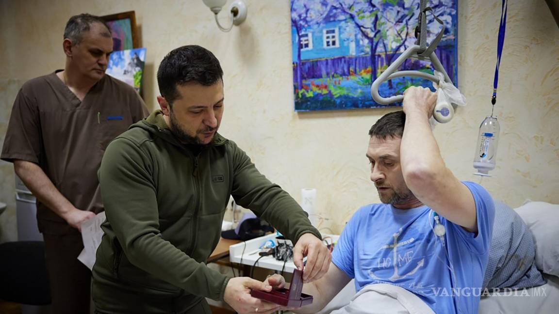 $!El presidente Volodymyr Zelenskyy, centro, entrega una medalla estatal a un soldado herido durante su visita a un hospital en Kiev, Ucrania.