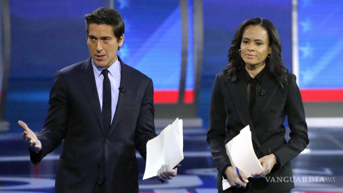 $!El presentador de ABC World News Tonight, David Muir (i) con la presentadora de ABC News Live, Linsey Davis.