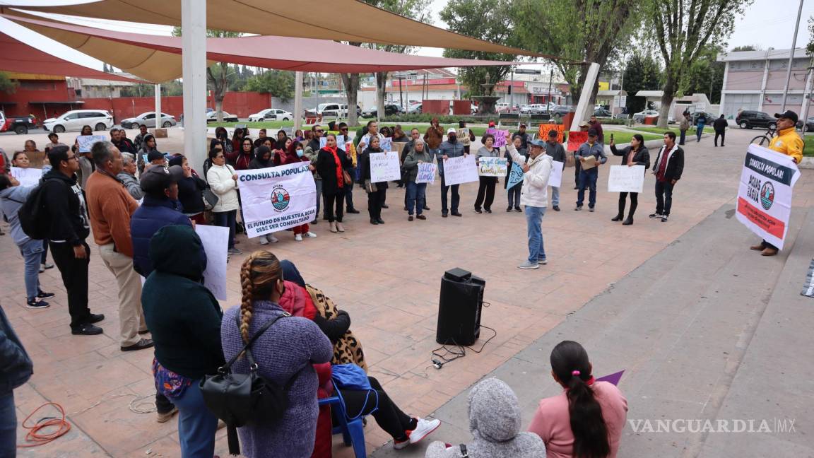 Morenistas protestan en Presidencia Municipal contra extensión de contrato a Aguas de Saltillo