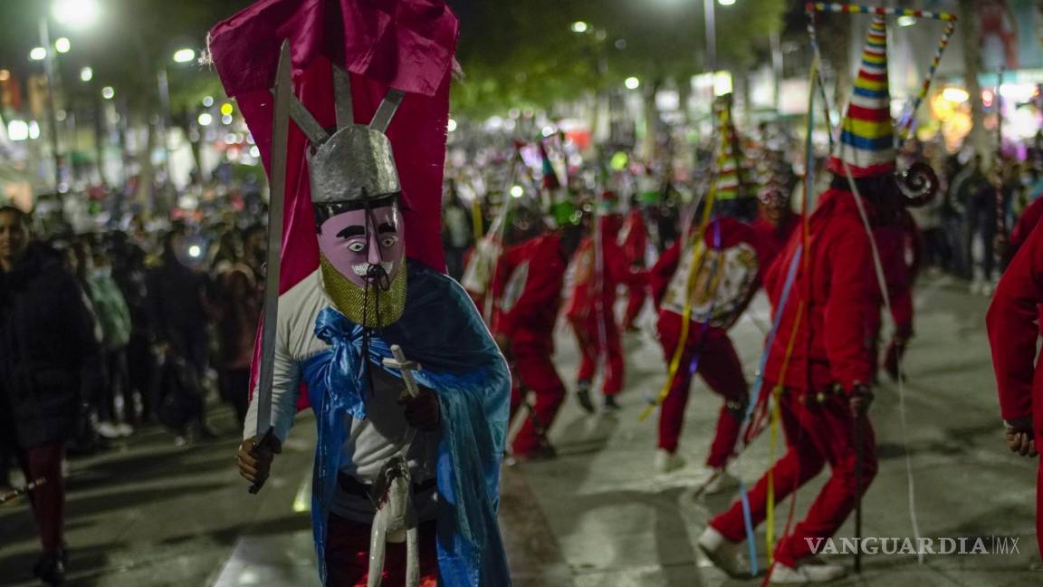 $!Bailarines de Elotepec, en el estado de Veracruz, actúan al llegar a la Basílica de Guadalupe en la Ciudad de México.