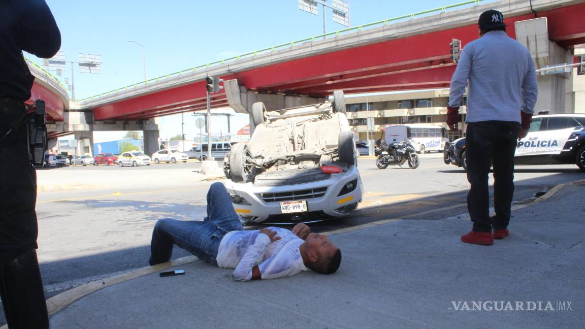 Taxista sufre volcadura bajo el distribuidor vial El Sarape, en Saltillo