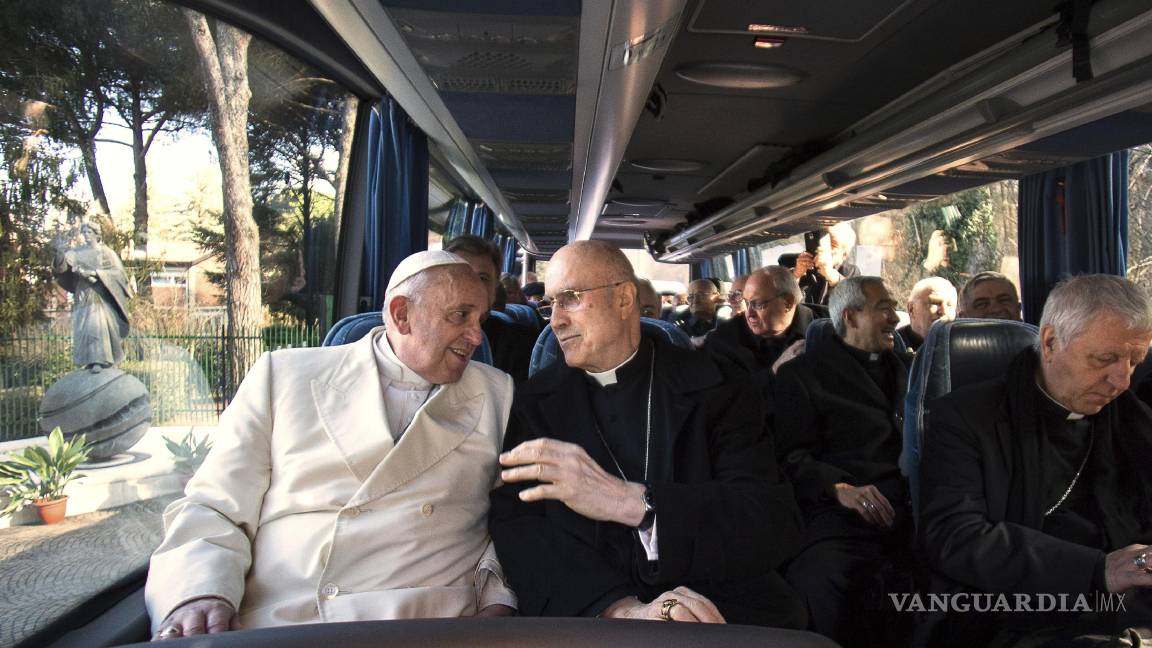$!Imagen del 27 de febrero de 2015, el papa Francisco charla con el cardenal Tarciso Bertone en un autobús al final de un retiro espiritual, en Ariccia, Roma.
