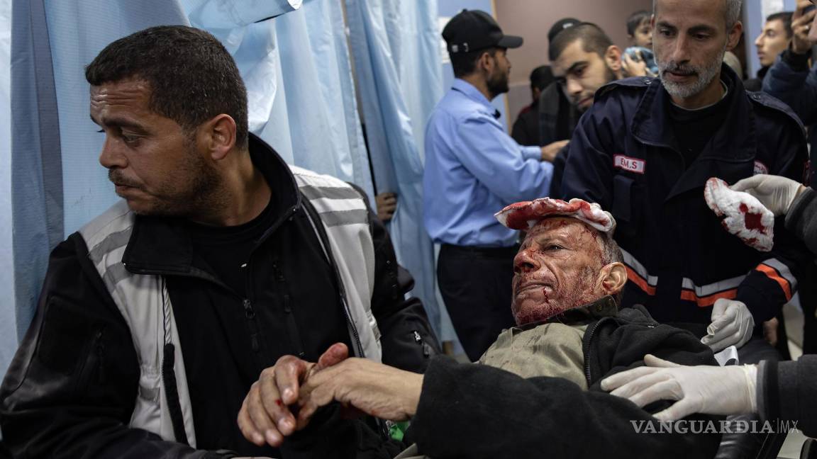 $!Un hombre herido en una camilla es trasladado al Hospital Nasser en Khan Yunis, sur de la Franja de Gaza, tras los ataques aéreos israelíes.