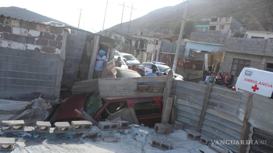 Choca, atropella a dos niños y una mujer y cae al patio de una casa, en Saltillo