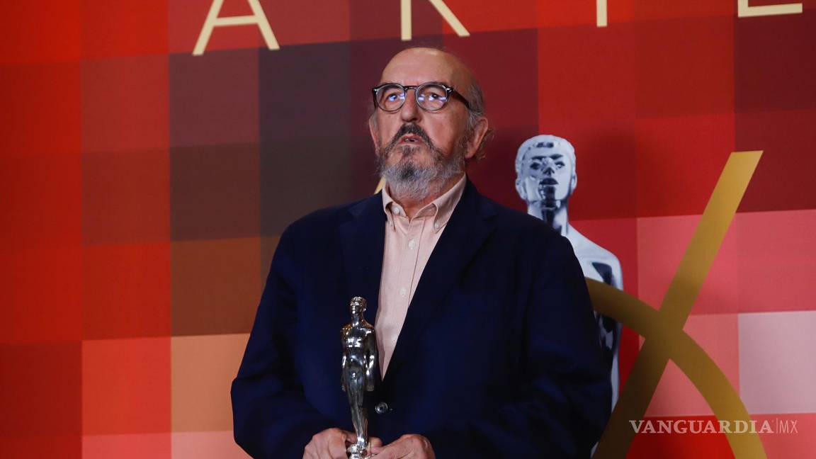 $!El productor español, Jaume Roures posa con el Ariel a mejor película Iberoamericana por El buen patrón, en la entrega de los premios Ariel.