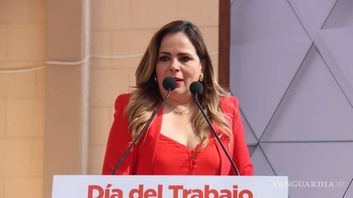 $!Nazira Zogni Castro recibió el reconocimiento “Nuestro Orgullo” en nombre de los homenajeados por su compromiso con el fortalecimiento del PRI en Coahuila.