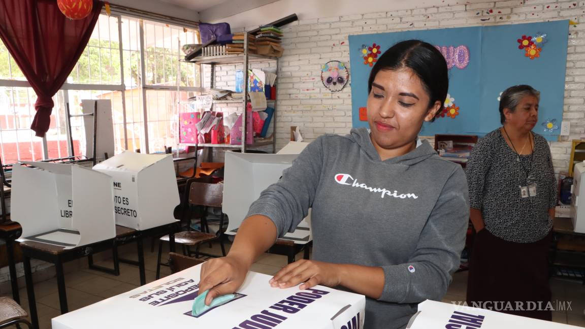 $!Lorena Rodríguez Sánchez, joven votante originaria de San Antonio, celebró con entusiasmo su primera experiencia electoral y llamó a otros jóvenes a involucrarse activamente en la vida democrática del país.